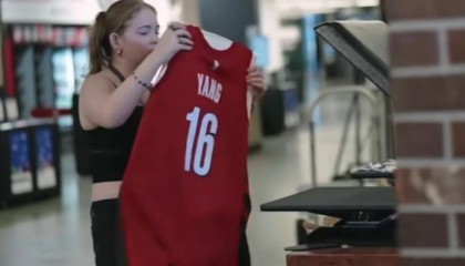 什么叫实力😘杨瀚森球衣一天销量能顶开拓者商店半年！