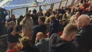 邮报：曼联球迷赛后被困场内，指控法国警方使用催泪瓦斯袭击球迷