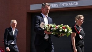 官方：利物浦CEO在安菲尔德向若塔兄弟献上鲜花致以敬意