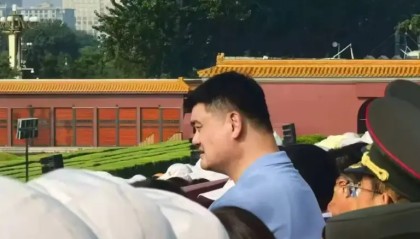 乐鱼苹果-九三阅兵现姚明身影：卸下篮协重担后，他的笑容多了许多